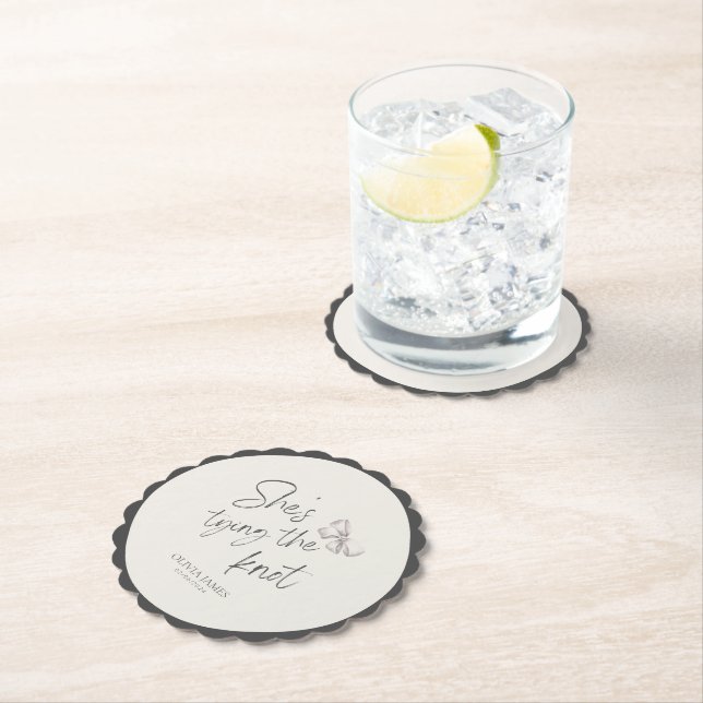 Posavasos De Papel Ella está atando el nudo de la ducha de novia (In situ)