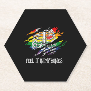 Posavasos De Papel Esqueleto sobre fondo de la bandera arcoiris
