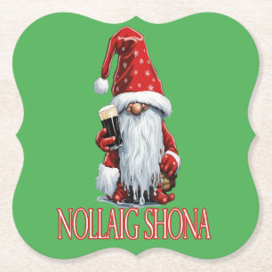 Posavasos De Papel Gnomo Feliz Navidad sosteniendo un vaso de Irish D