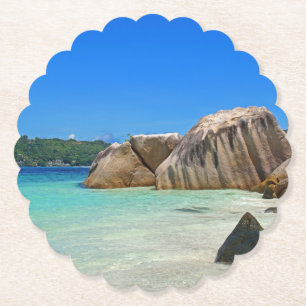 Posavasos De Papel Hermoso mar tropical con una playa rocosa
