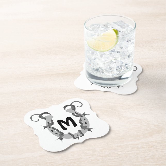 Posavasos De Papel Herradura envuelta en monograma de alambre de púas (In situ)