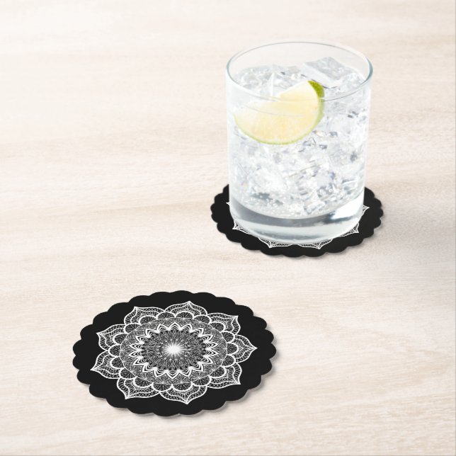 Posavasos De Papel Mandala Blanco sobre Fondo Negro (In situ)