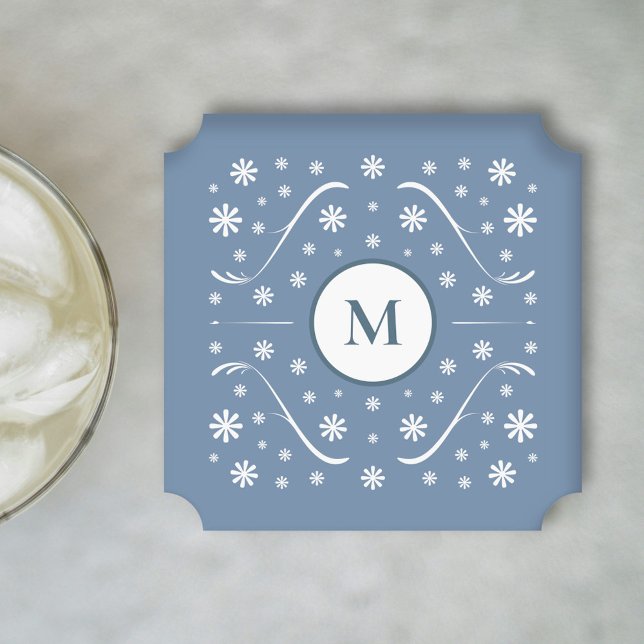 Posavasos De Papel Monograma de energía de flor azul turbio (Dusty Blue Flower Power Monogram Coaster)