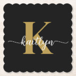 Posavasos De Papel Monograma de oro negro<br><div class="desc">Estos elegantes y sencillos embutidos de papel cuadrado negro con tu nombre en un alfabeto de moda en blanco y tu primera inicial en un moderno tipo de letra de tope en oro son perfectos para mantener tus mesas y mostradores libres de anillos de agua. Absorben gotitas para que no...</div>