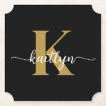 Posavasos De Papel Monograma de oro negro<br><div class="desc">Estos elegantes y sencillos embutidos de papel estilo boleto negro con tu nombre en un estilo de letra de guión moderno en blanco y tu primera versión inicial en un moderno tipo de letra de tope en oro son perfectos para mantener tus mesas y mostradores libres de anillos de agua....</div>