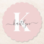 Posavasos De Papel Monogramado el nombre inicial de color gris rosado<br><div class="desc">Estos elegantes y sencillos embutidos de papel con bordes redondeados y redondos de color rosa, con tu nombre en un tipo de letra de guión de moda en gris y tu primer elemento inicial en un tipo de letra de cierre moderno en blanco, son perfectos para mantener tus mesas y...</div>