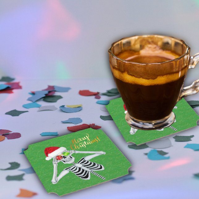 Posavasos De Papel Navidades Silly Skeleton Ornament Oyes Santa Hat (Cute Merry Christmas skeleton ornaments Santa hat on green paper party drink coasters.)