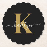Posavasos De Papel Nombre inicial de oro negro monogramado<br><div class="desc">Estos elegantes y sencillos embutidos de papel de borde redondeado negro con tu primer nombre en un tipo de letra de guión a la moda en blanco tecleado sobre tu primera inicial en un moderno tipo de letra de tope en oro son perfectos para mantener tus mesas y mostradores libres...</div>