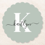 Posavasos De Papel Nombre inicial verde sabio monogramado<br><div class="desc">Estos elegantes y sencillos embutidos de papel de borde redondeado verde sabio con tu nombre en un tipo de letra de guión moderno en negro y tu primera inicial en un moderno tipo de letra en blanco son perfectos para mantener tus mesas y mostradores libres de anillos de agua. Absorben...</div>