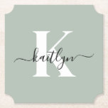 Posavasos De Papel Nombre inicial verde sabio monogramado<br><div class="desc">Estos aulas de papel en forma de boleto verde sabio, simples y elegantes, con tu primer nombre en un alfabeto de moda en negro y tu primera línea en un moderno tipo de letra de tapón en blanco, son perfectos para mantener tus mesas y mostradores libres de anillos de agua....</div>