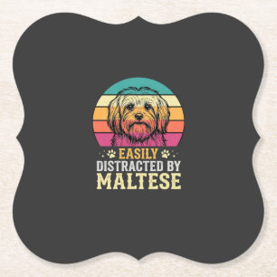 Posavasos De Papel Perro maltés distraído en puesta de sol retro