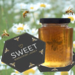 Posavasos De Papel Seis Reina bebe hEXAGÓN miel con corazón promocion<br><div class="desc">Patrón Queen Bee con corazón de oro metálico y texto de estilo grabado en relieve. Ideal para las mesas del mercado de los agricultores o para las pantallas de la tienda para poner debajo de sus tarros de miel.</div>