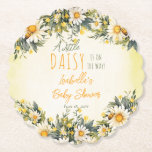 Posavasos De Papel Un Pequeño Daisy Está En El Camino De La Baby Show<br><div class="desc">"A Little Daisy Is On The Way" diseño chica floral blanco,  amarillo y verde Baby Shower o Sprinkle.</div>