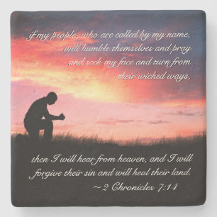 Posavasos De Piedra 2 Crónicas 7:14 Biblia versus hombre arrodillándos