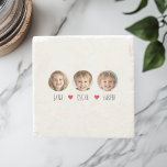 Posavasos De Piedra Abuelo personalizado EST 2025 con los nietos rostr<br><div class="desc">Celebra el nuevo título de estilo del abuelo con esta montaña de piedra personalizada que incluye adorables fotos y nombres de nietos. Con su diseño minimalista limpio y su base rústica de mármol, es el lugar perfecto para el Día del Padre, los cumpleaños o una invitación especial "Abuelo por venir"....</div>