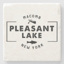 Agradables montañas de lagos en piedra