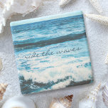 Posavasos De Piedra Aumenta la cita audaz en hawaiano con fotos del oc<br><div class="desc">"Sube a las olas". Relájese con su bebida favorita en esta impresionante montaña de piedra fotográfica de colores vivos, mientras se recuerda el fresco olor a sal del aire del océano. Pasee por las olas y experimente el espectacular oleaje turquesa del Pacífico hawaiano. ¡Hace un gran regalo de bienvenida! Usted...</div>