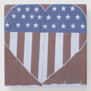 Posavasos De Piedra Bandera en forma de corazón pintada en el granero