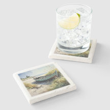 Barco de fila abandonado en la costa