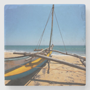 Posavasos De Piedra Barco de pesca amarrado en la playa