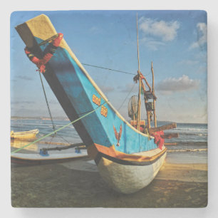 Posavasos De Piedra Barco de pesca colorido por el océano
