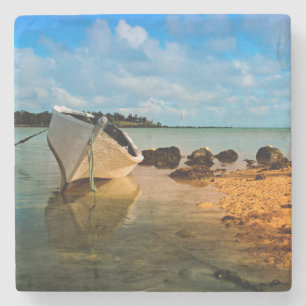 Posavasos De Piedra Barco pesquero en la playa mauricana con islote