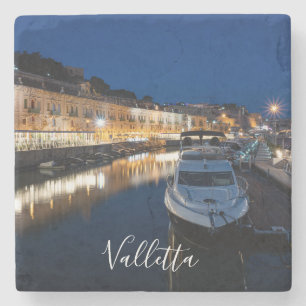 Posavasos De Piedra Barrio costero de La Valeta con pequeño puerto