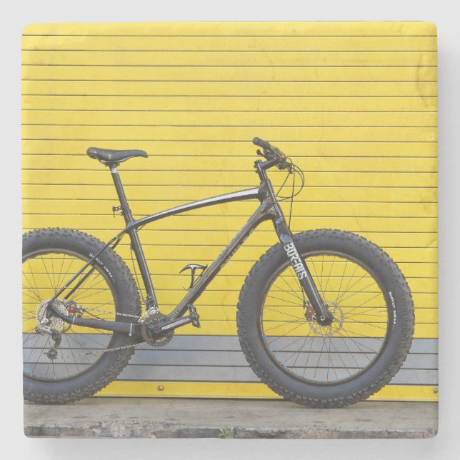 Posavasos De Piedra Bicicleta gorda en la pared amarilla (Anverso)