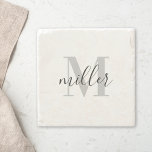 Posavasos De Piedra Caligrafía moderna monograma de nombre de familia<br><div class="desc">Posavasos de piedra diseñados a medida con monograma personalizado y nombre de familia en caligrafía a mano moderna.</div>