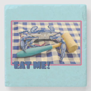 Posavasos De Piedra Cangrejo azul con maleta sobre mantel de gingham C