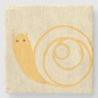 Caracol amarillo en el fondo de la crema