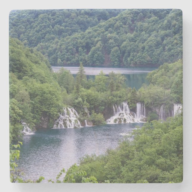 Posavasos De Piedra Cascada de cascada con bosque verde en Croacia (Anverso)