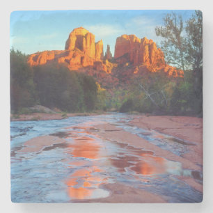 Posavasos De Piedra Catedral de Roca reflejada en el arroyo de roble a