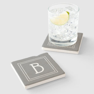 Posavasos De Piedra Clásica letra inicial monogramada gris y blanca