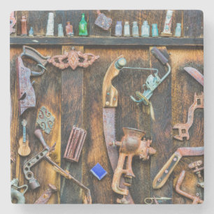 Posavasos De Piedra Colección de antigüedades en la pared