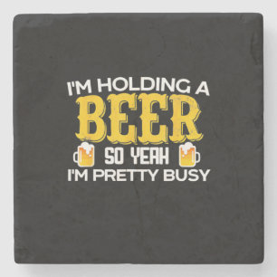 Posavasos De Piedra Cumpleaños de bebedor de cerveza estoy sosteniendo