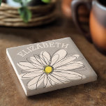 Posavasos De Piedra Daisy de moda con gris y amarillo<br><div class="desc">Una obra de arte zen y caprichosa,  hipster. Puede añadir un nombre,  un monograma u otro texto personalizado. Si necesita mover el dibujo,  haga clic en el botón personalizar para realizar cambios.</div>