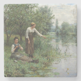 Posavasos De Piedra Dos mujeres pescando en la hierba junto al río