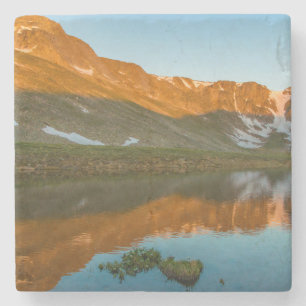 Posavasos De Piedra EE. UU., Colorado, Mt. Evans. Reflejo del lago Sum