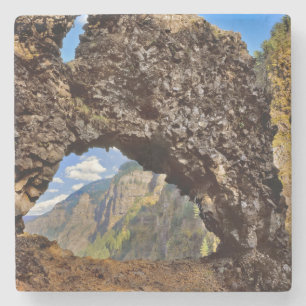 Posavasos De Piedra EE. UU., Oregón. Arco Rock Of Ages en el río Colum
