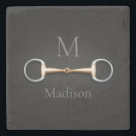 Posavasos De Piedra Eggbutt Snaffle Bit Monogramado Ecuestre<br><div class="desc">Para los ecuestres y los amantes del caballo,  esta montaña tiene un ilustracion trampantojo de un bocadillo de berenjenas de cobre entre el monograma y el nombre.</div>