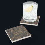 Posavasos De Piedra El feliz Hanukkah de SlipperyJoe, múltiples estrel<br><div class="desc">El Feliz Hanukkah de SlipperyJoe múltiples estrellas de David patrón artístico Celebración herencia de la identidad judía Hebreo Chanukah regalos decorativos Judaísmo símbolo significativo religión varios tamaños tonos dorados marrones atractivos visualmente diseño intrincado</div>