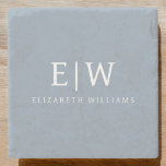 Posavasos De Piedra Elegante Monograma moderno Minimalista azul turbio<br><div class="desc">Presentamos nuestra Dusty Blue Minimalista Monogram Elegant Collection: Eleva tu estilo con sofisticación y encanto intemporal. Nuestra colección presenta diseños minimalistas en un suave y polvoriento matiz azul, realzados con elegantes monogramas adaptados a su gusto personal. Desde la papelería refinada hasta los accesorios versátiles, cada pieza de nuestra colección está...</div>