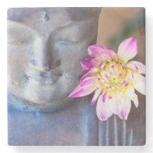 Estatua de Buda con la dalia