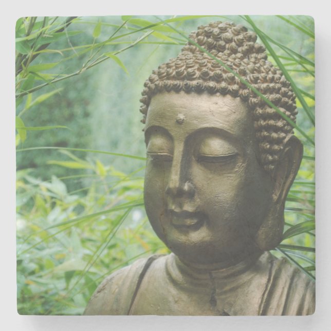 Posavasos De Piedra Estatua de Buda Serene en un bosque verde deslumbr (Anverso)