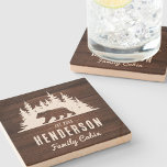 Posavasos De Piedra Familia Cabina Bear Pine Wood<br><div class="desc">Estas galeras de piedra cuentan con un oso que camina por el bosque sobre un fondo de grano de madera oscura. Añada el nombre de su familia personalizado,  un nombre personalizable de su cabaña,  cabaña,  casa lago o cualquier otro,  así como el año establecido.</div>