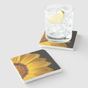 Posavasos De Piedra Flor amarilla sobre fondo negro