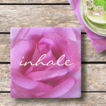 Posavasos De Piedra Flor rosa rosa foto guión inhalado negrita moderna<br><div class="desc">Una foto de primera plana de una rosa rosa rosa vibrante hace que quieras "parar y oler las flores". Relájese con su bebida favorita e inhale la belleza de esta fotografía siempre que utilice esta impresionante montaña de piedra fotográfica. ¡Hace un gran regalo de bienvenida! Usted puede personalizar fácilmente esta...</div>