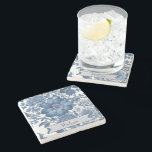 Posavasos De Piedra Floral azul vintage Chinoiserie personalizada<br><div class="desc">Sumérjase en la elegancia de su hogar con esta montaña de piedra personalizada Blue Vintage Chinoiserie, una combinación perfecta de funcionalidad y estilo refinado. Con un fondo de flores azules y una intrincada chinoiserie vintage con motivos florales vintage, esta montaña representa un tema floral femenino que resalta cualquier decoración. Personalizar...</div>