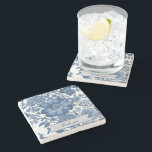 Posavasos De Piedra Floral azul vintage Chinoiserie personalizada<br><div class="desc">Sumérjase en la elegancia de su hogar con esta montaña de piedra personalizada Blue Vintage Chinoiserie, una combinación perfecta de funcionalidad y estilo refinado. Con un fondo de flores azules y una intrincada chinoiserie vintage con motivos florales vintage, esta montaña representa un tema floral femenino que resalta cualquier decoración. Personalizar...</div>